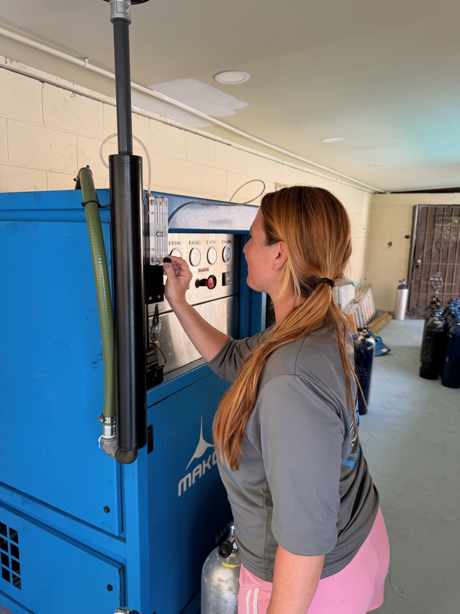 Air and nitrox fill station at BluWave Divers dive shop in Orlando